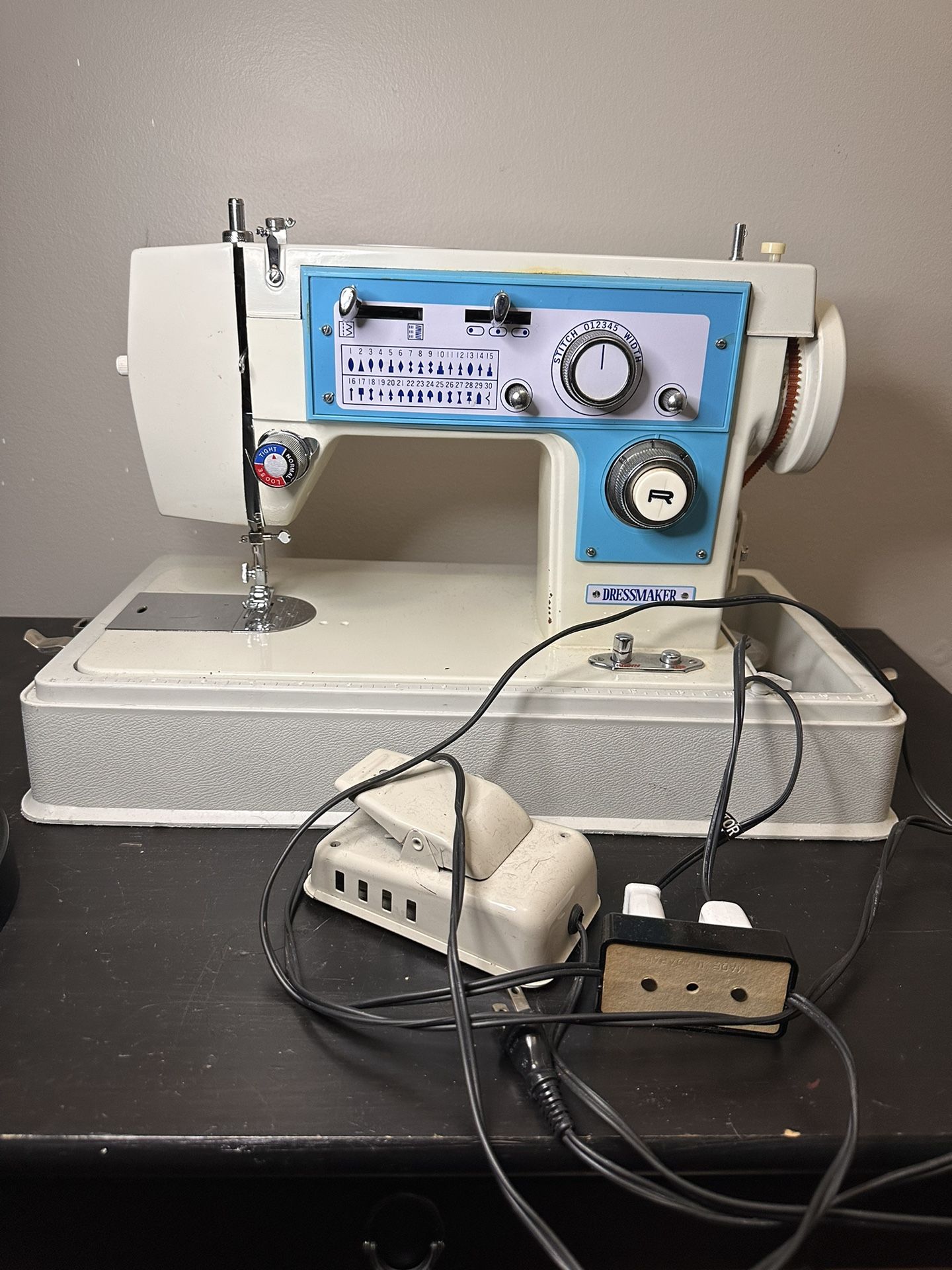 Dressmaker Matshushita 3M-852H Sewing Machine 