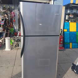 Frigidaire Standard Top-Freezer Refrigerator ( Stainless steel )