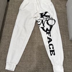 Know Face Jogger  And Top