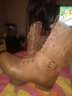 Brand new, from Journeys,, tag still on $59.95. Ladies 8 1/2