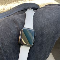 Apple Watch  En Buenas Condiciones Con Cargador En $130