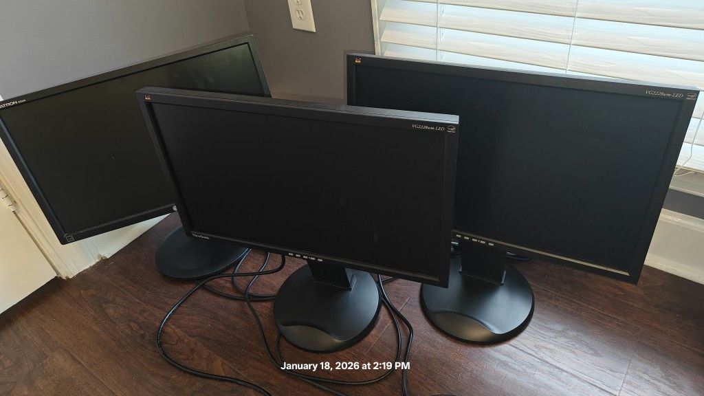 3 monitors, $80 each one,Good condition, 21" inch , working well