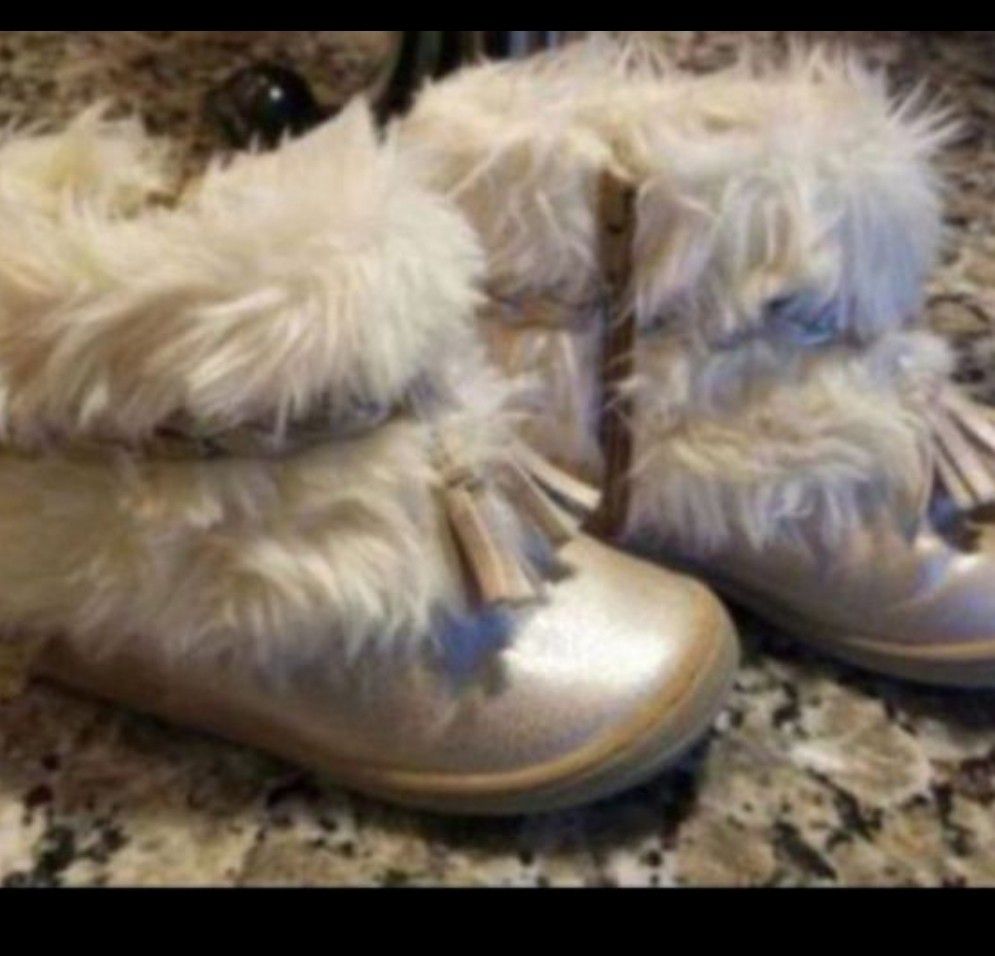 Toddler Girls Furry Boots - Size 7 T