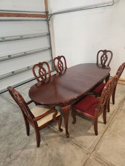 Traditional Queen Anne Style Cherry Wood Dining Table and 6 Chairs