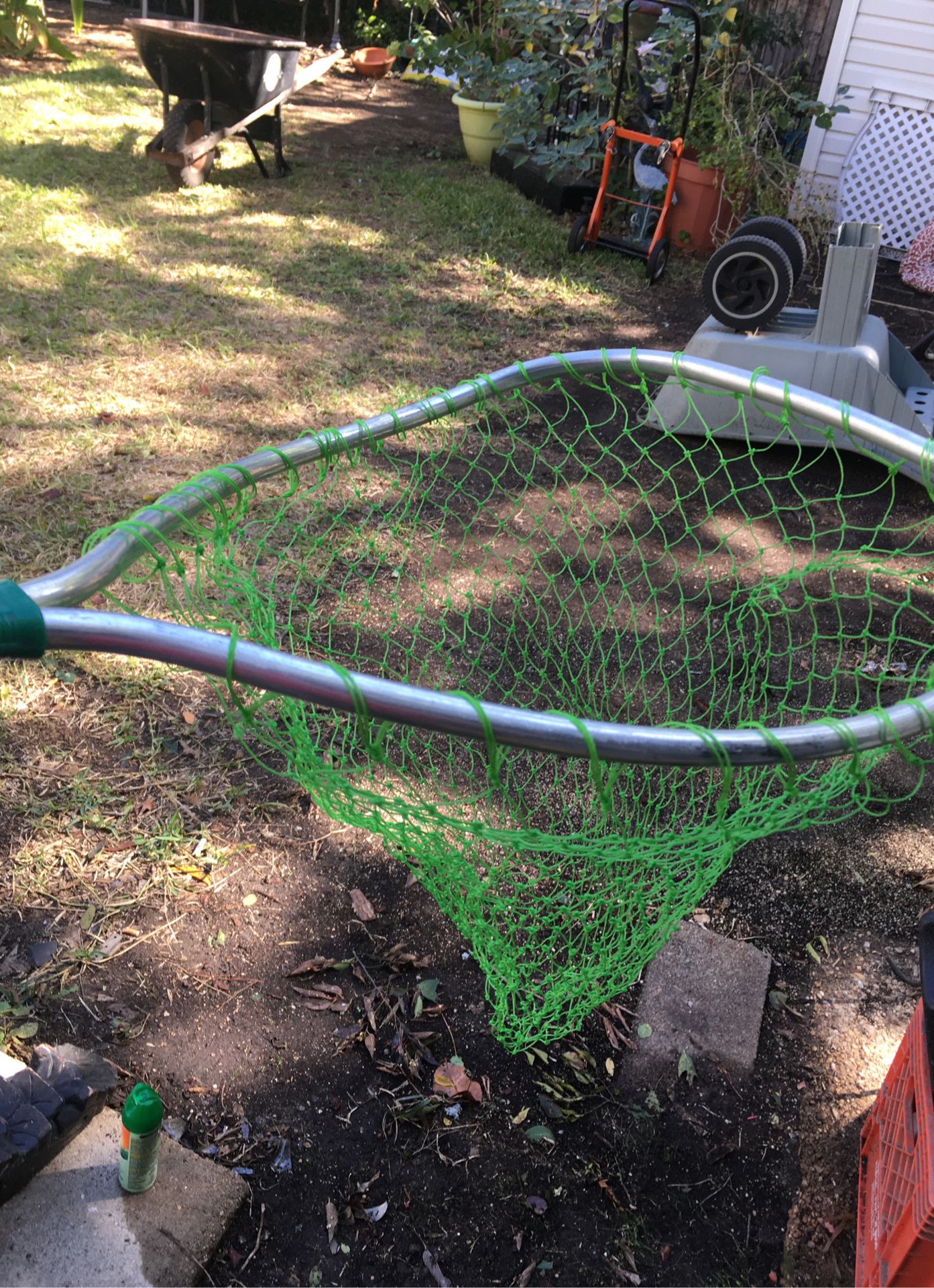 Small fishing net with aluminum frame