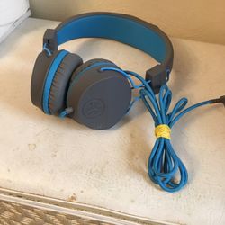 assorted plug in headphones