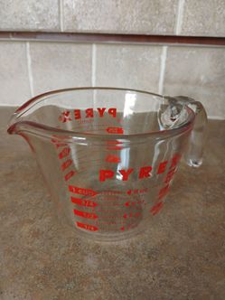 Pyrex Clear Glass Measuring Cup 
8 oz / 1 Cup
Great condition