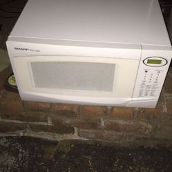 Sharp Carousel Microwave Family Size Tested Works Perfectly when you come ill fully test it for you 