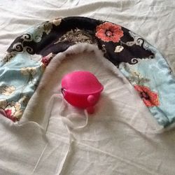 White faux fur neck shawl with pink rubber coin purse