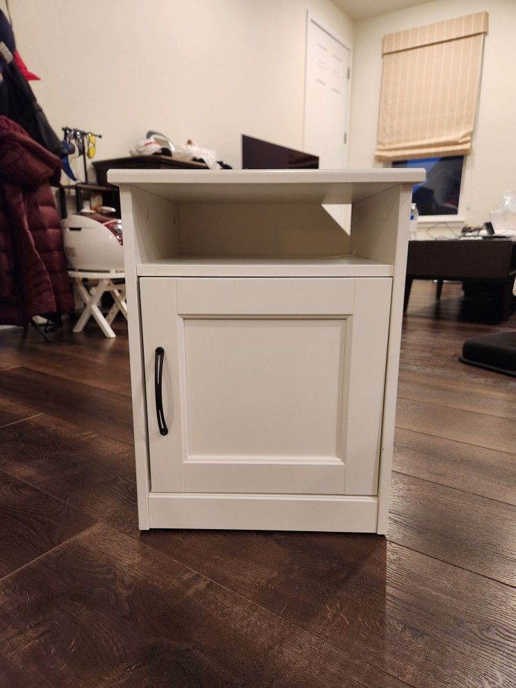 Beautiful IKEA SONGESAND
Nightstand, white, 22" Height, 16 1/2x15 3/4 ", good condition, 