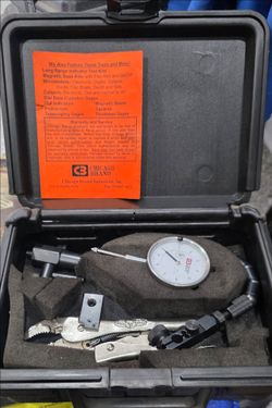 Vise grip dial indicator