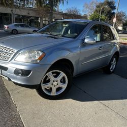 2009 Mercedes Benz ML350 4 MATIC 150 k miles only ONE OWNER GARAGED  LIKE NEW IN AND OUT Amazing color combo SAPPHIRE METALLIC BABY BLUE WITH BISCUIT 