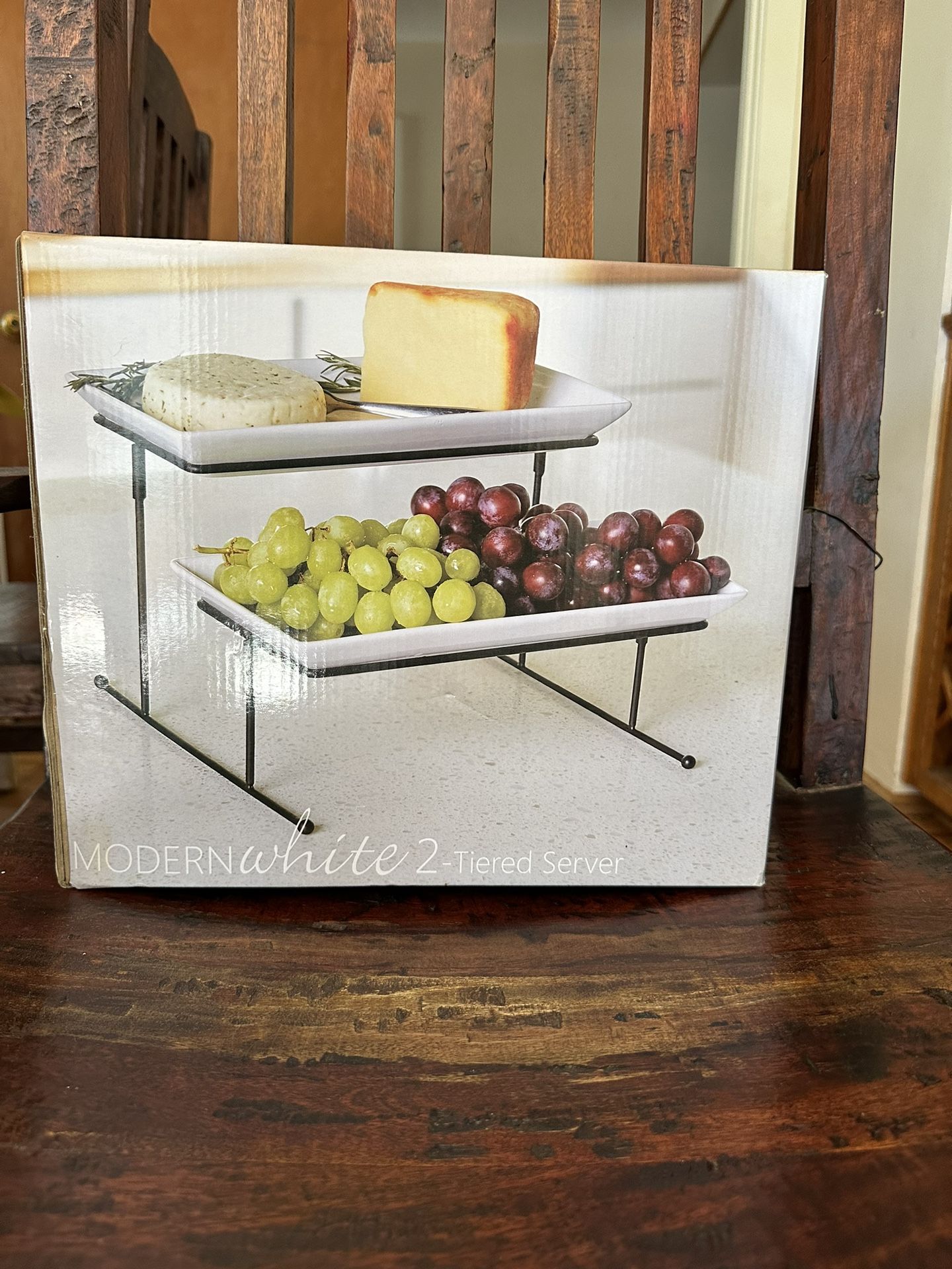 2-tiered pastry stand