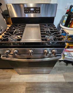 GE - 30 in. Wide 5 Burners 5.0 Cu. Ft. Freestanding Gas Range - Stainless Steel