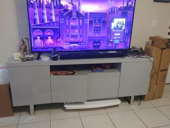 Beautiful like new tv stand and coffee table only 5 months old. Moving must sell asap. Make me an offer.