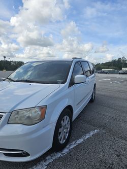 2014 Chrysler Town & Country( new tires,New battery)