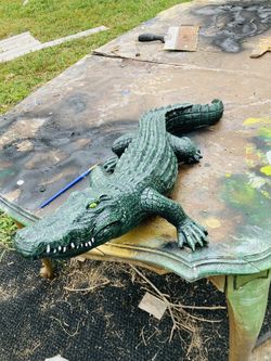 🐊👀Very beautiful realistic stone 27” alligator. Great decoration and also makes great 🎁 