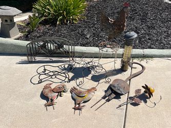 Metal Garden Decor Collection – Roosters, Stakes & More