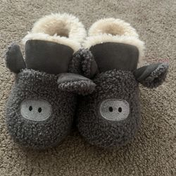 Boys Slippers Size 9