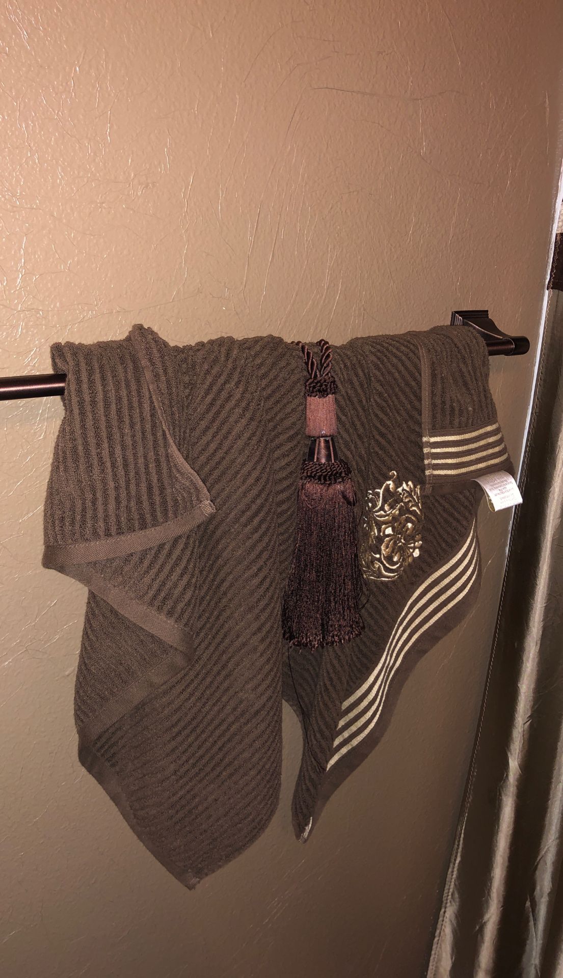 Towel set with tassels