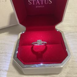 Gorgeous 10 Karat Engagement Ring White Gold