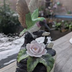 Hummingbird music porcelain figurine plays Memory