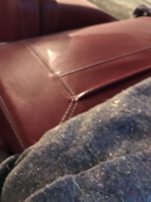 Leather red sofá and love seat
