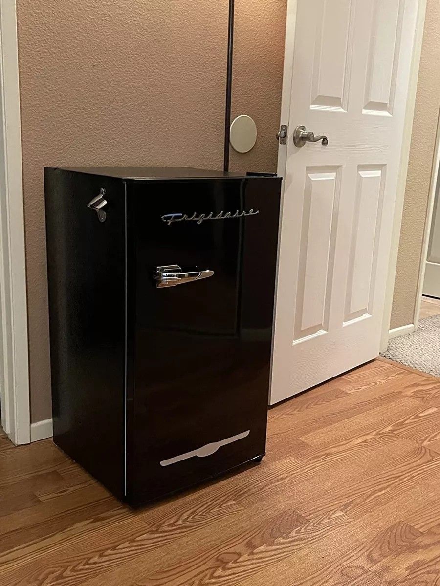 FRIGIDAIRE RETRO 3.2 MINI FRIDGE BLACK NICE $75!
