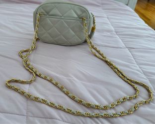 Jay Herbert Vintage cream quilted crossbody with gold chain, size 8x6