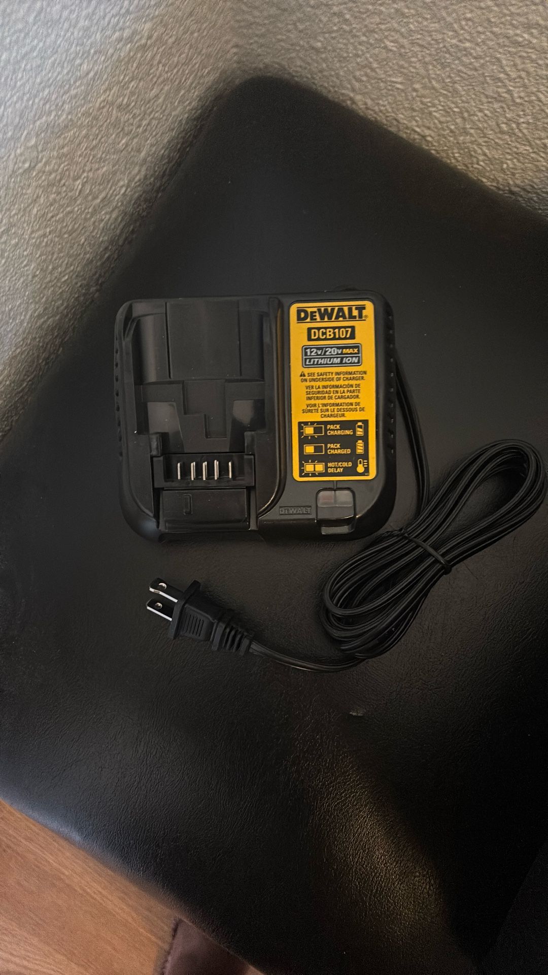 DE WALT 20 V CHARGER