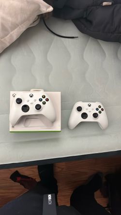 2 Xbox Controllers