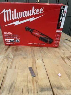 Milwaukee M12 12V Lithium-Ion Cordless 3/8 in. Ratchet Kit with One 1.5 Ah Battery, Charger and Tool Bag