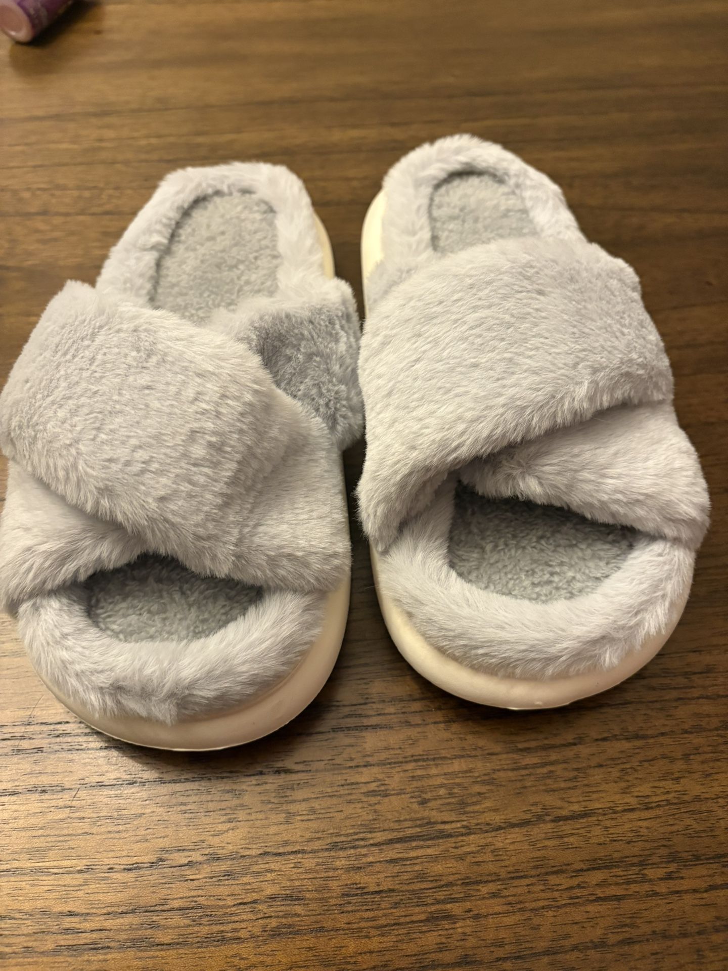 New Women’s Slippers Size 9/10 Gray 