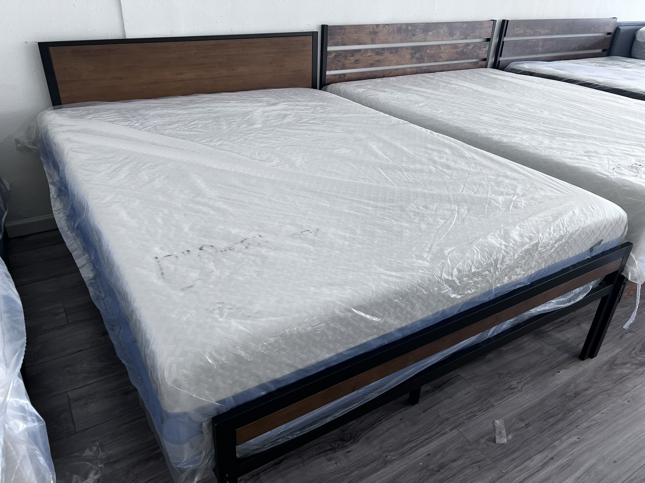 Blowout Deals On New Brand Name Mattresses And Sofa Sectionals. $0 Down And No Interest.