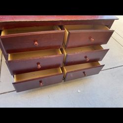 Dresser in good condition clean six drawers they all opened