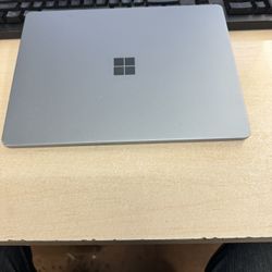 Microsoft Surface Go 12.4” I5-1035G1 8GB 128Gb Windows 11 With Charger