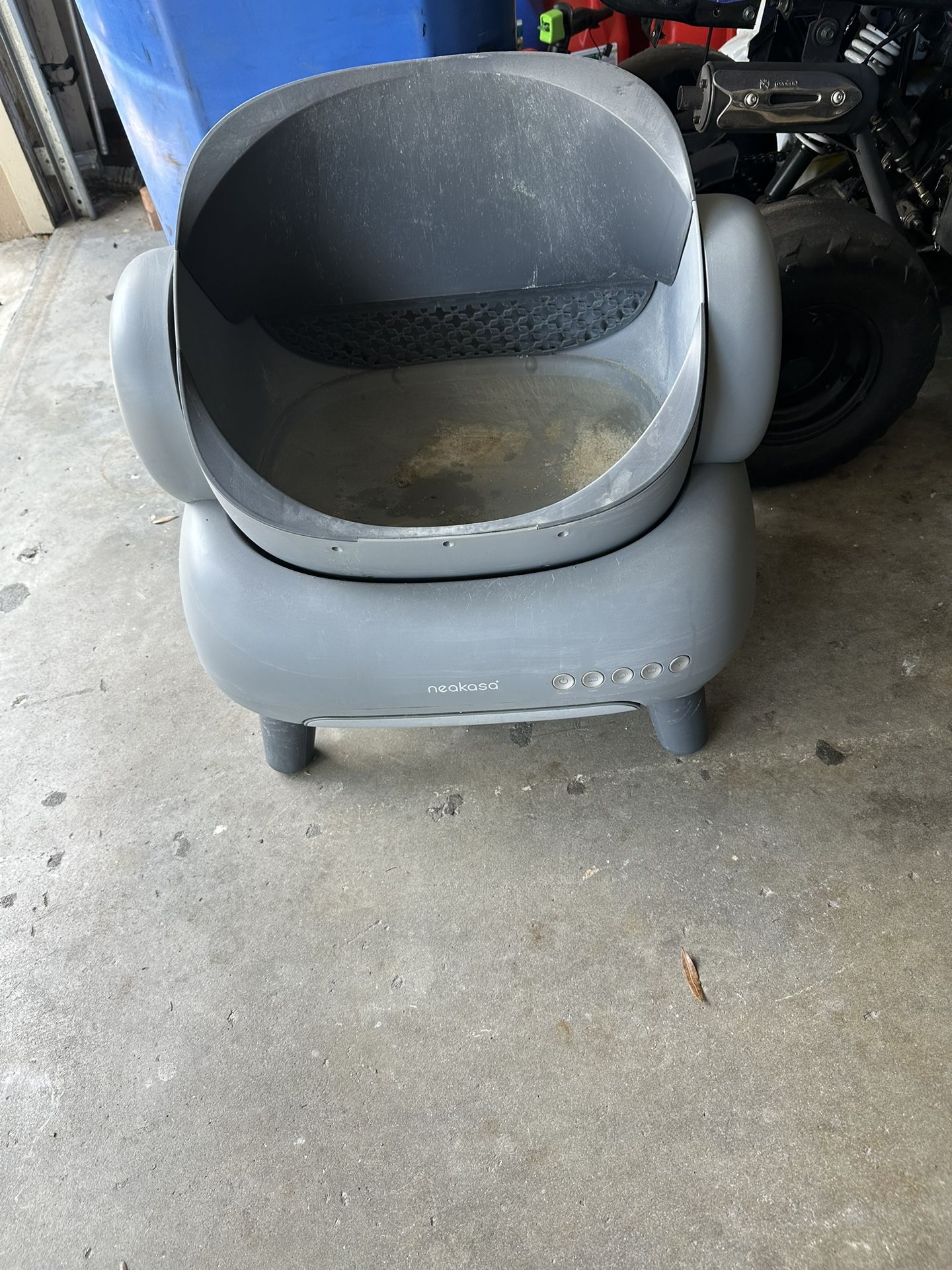 Automatic Cat Litter Box. 