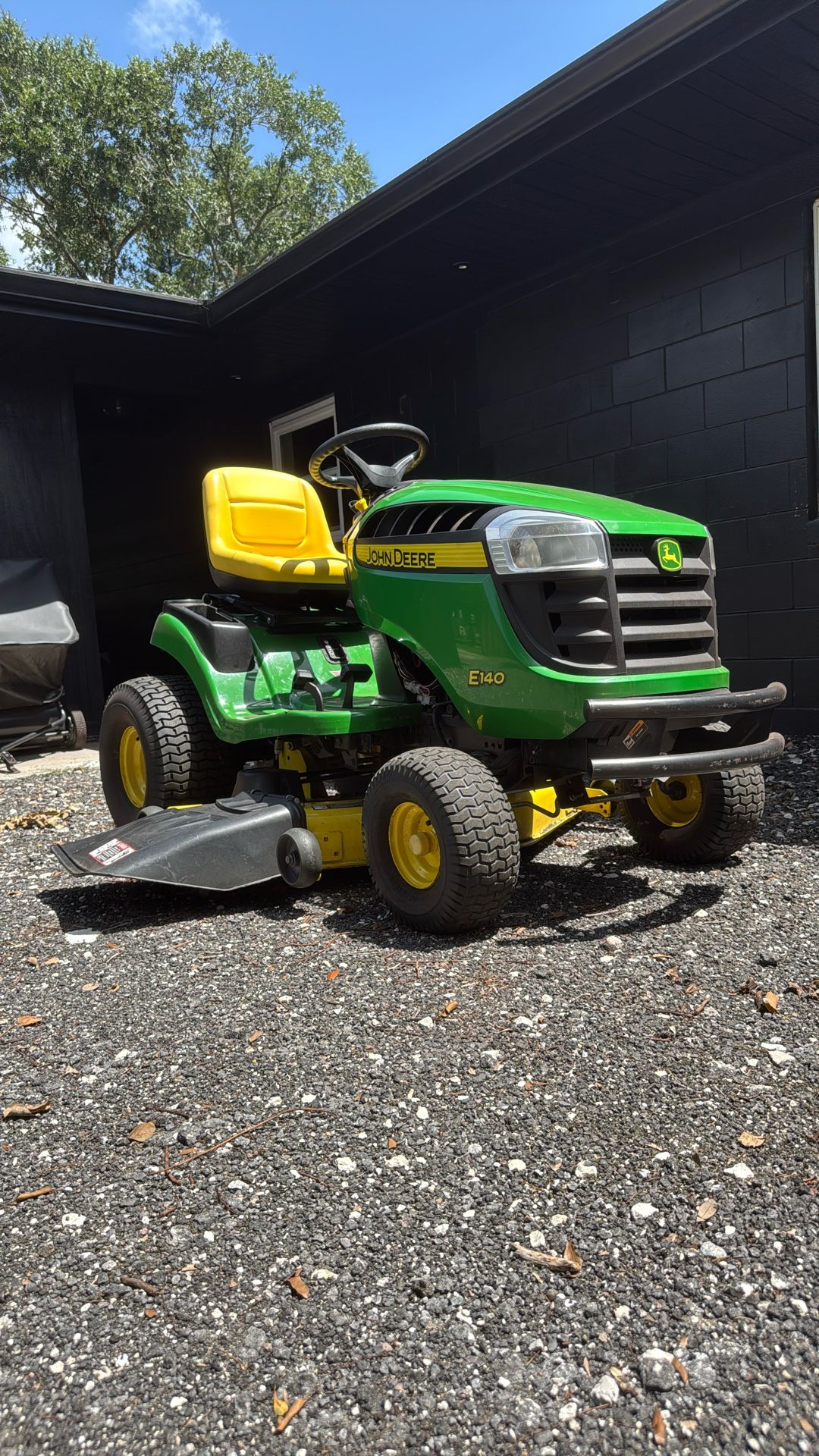 John Deere E140