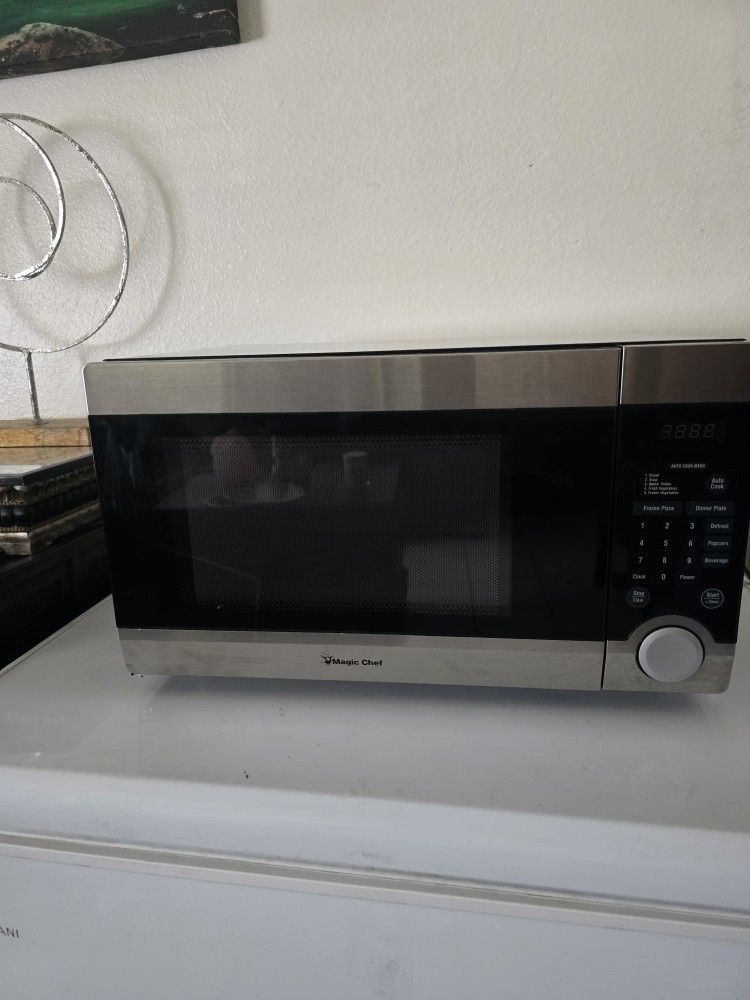 Magic Chef 1.1 cu. ft. Countertop Microwave