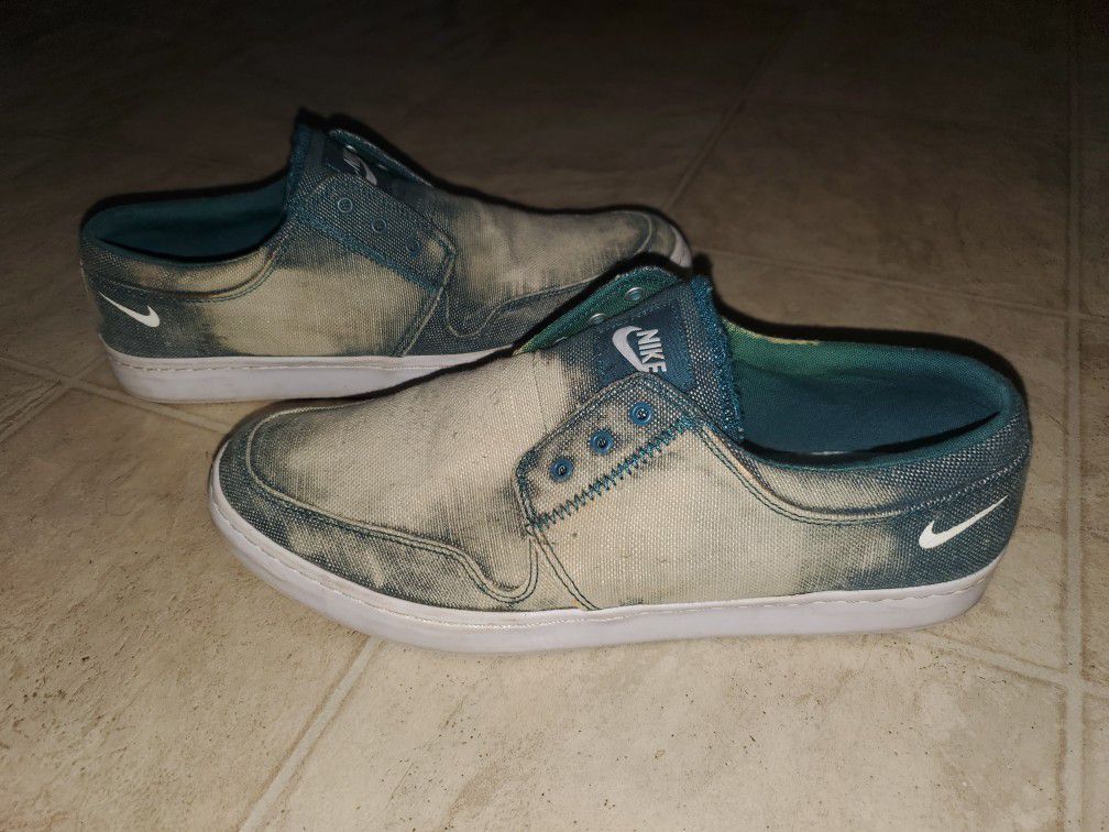 Nike canvas shoes size 10.5