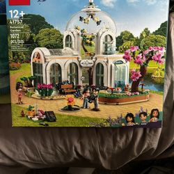 Botanical Garden Friends Lego Set