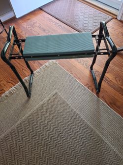 Foldable garden kneeler