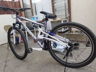 Genesis V2900 Men s Mountain Bike for Sale in Westminster CA OfferUp