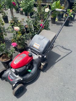 Like brand new Honda lawnmower self propel double blade HRN216 great condition $575
