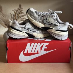 Nike summit white/metallic silver