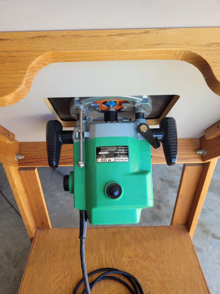 Router Station With a Hitachi M12V Plunge Router