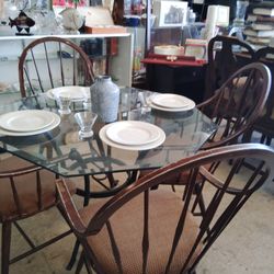 Beautiful Table 4 Chairs 