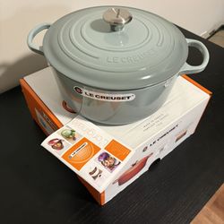 Le Creuset Signature Round Dutch Oven, 7.25 qt.