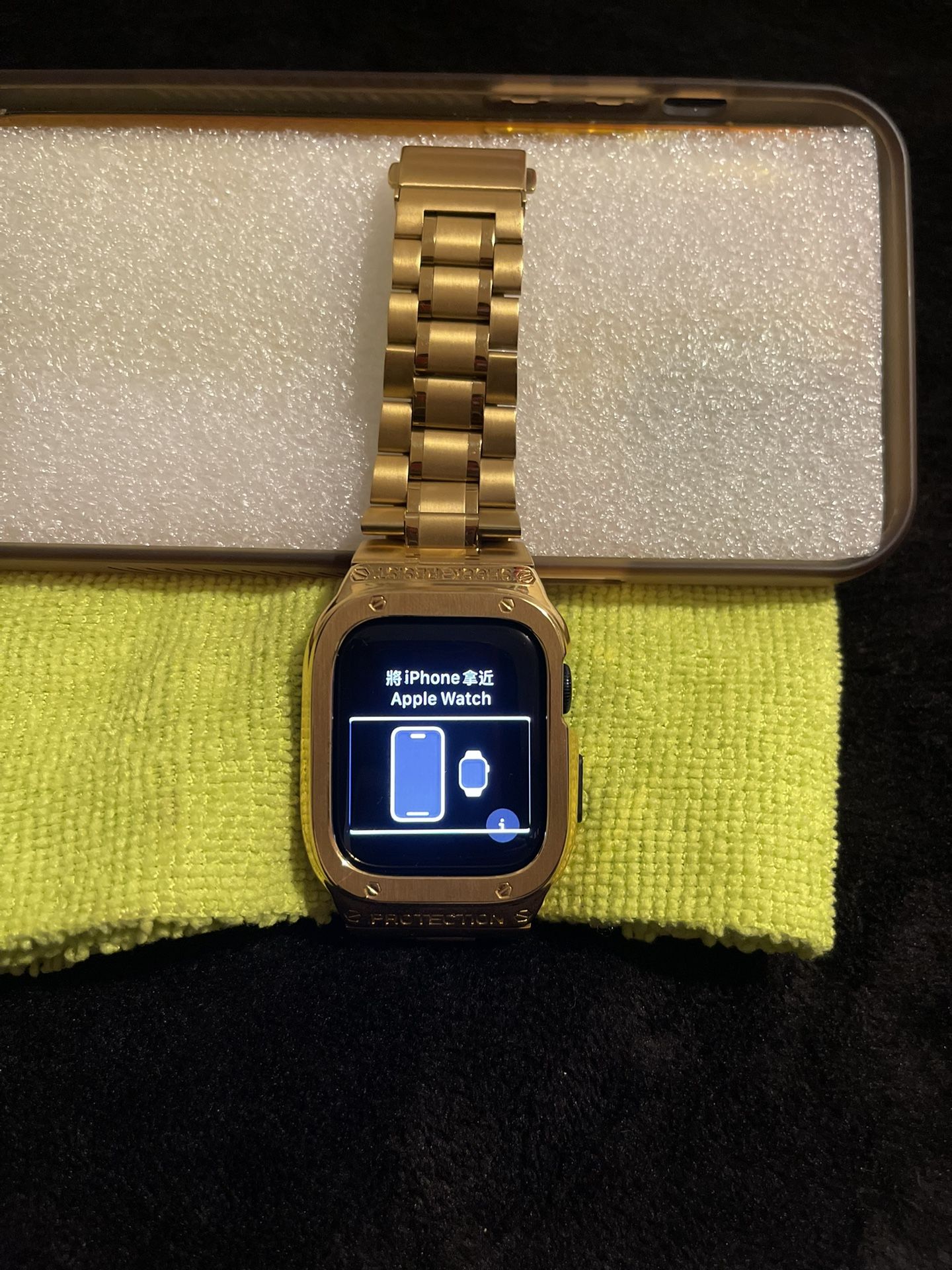 Apple Watch SE 40mm Aluminum Case With Rose Gold Band