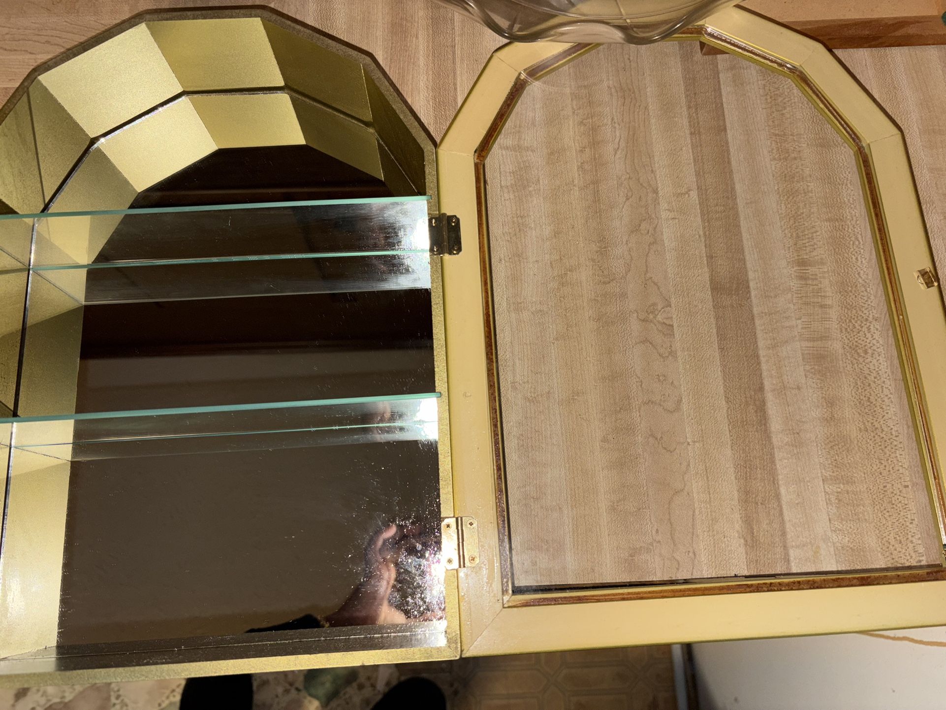 ✨ Vintage Mirrored Display Cabinet – Glass Shelves  ✨